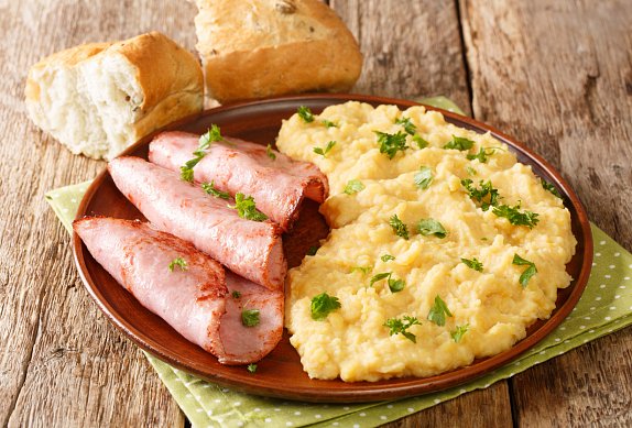 Hrachová kaše s klobásou a kyselou okurkou