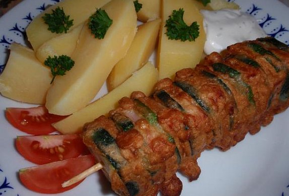 Cuketové špízy se šunkou v pivním těstíčku
