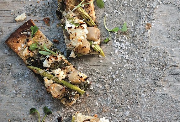 Pizza s kedlubnou a chřestem