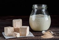 Bylinková a rajčatová focaccia s pestem