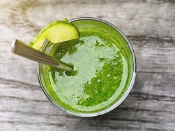 Tropické ledové smoothie z pampeliškových listů