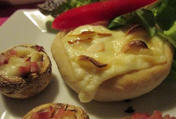 Plněný hermelín v pizza kabátku s plněnými žampióny