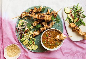 Kuřecí satay s arašídovou omáčkou
