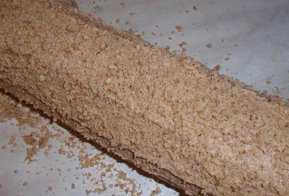 Ořechová roláda s piškotovo-kávovou náplní