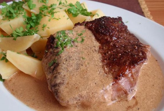 Hovězí steak na pepři s přelivem (omáčkou)